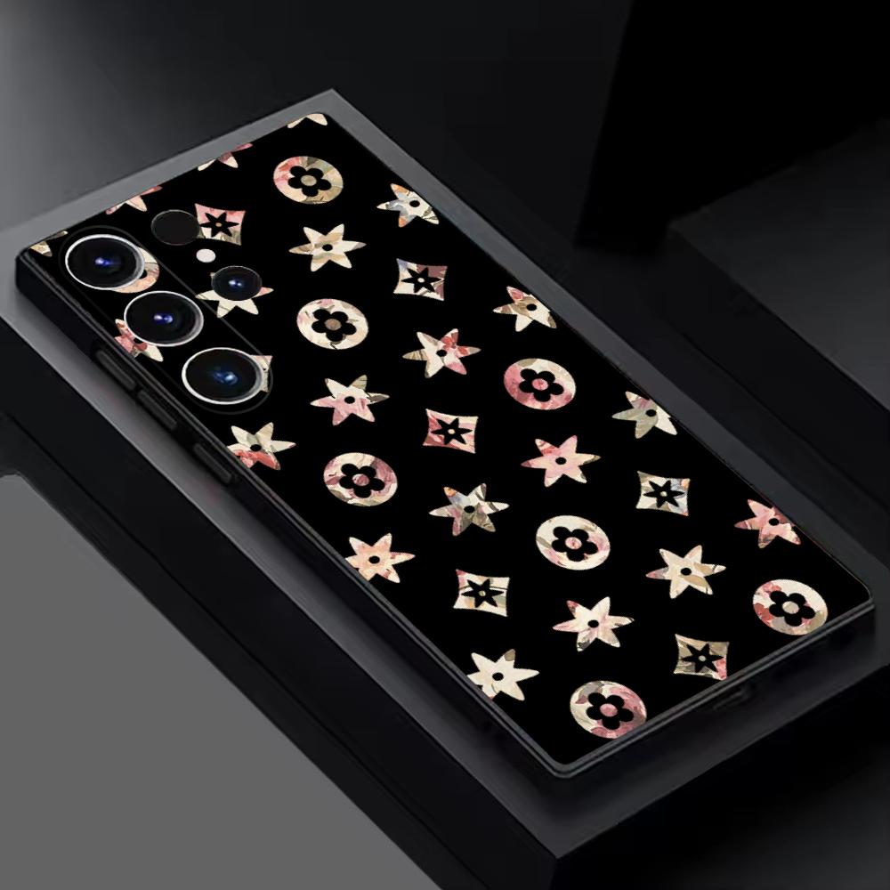 럭셔리 로고 디자인과 반복 패턴의 소프트 블랙 폰 케이 - Phone Cases Samsung S24 리뷰 및 가격